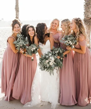 Длинные шифоновые платья подружек невесты цвета пыльной розы с карманами трапециевидной формы в разных стилях длиной до пола