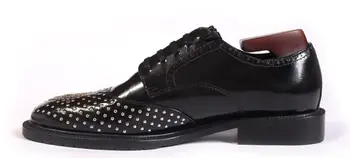 Новая мужская обувь с заклепками, черная мужская обувь, повседневная обувь ручной работы, роскошная весенняя и осенняя обувь на шнуровке