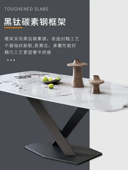 Пистолет серый обеденный стол на яркой каменной плите, итальянский минималистичный экстравагантный современный минималистичный дизайнерский обеденный стол